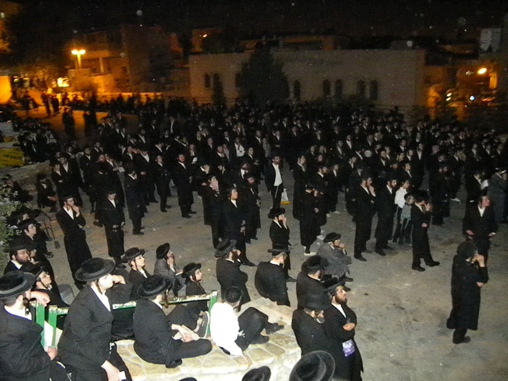 גלריה, וידאו: מאה שערים, תחת אבל