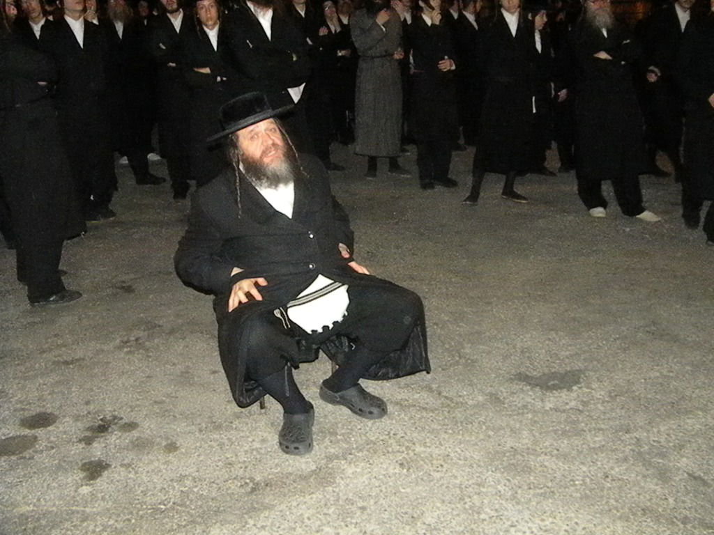 גלריה, וידאו: מאה שערים, תחת אבל