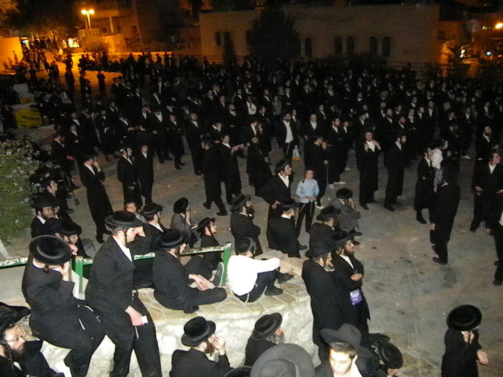 גלריה, וידאו: מאה שערים, תחת אבל