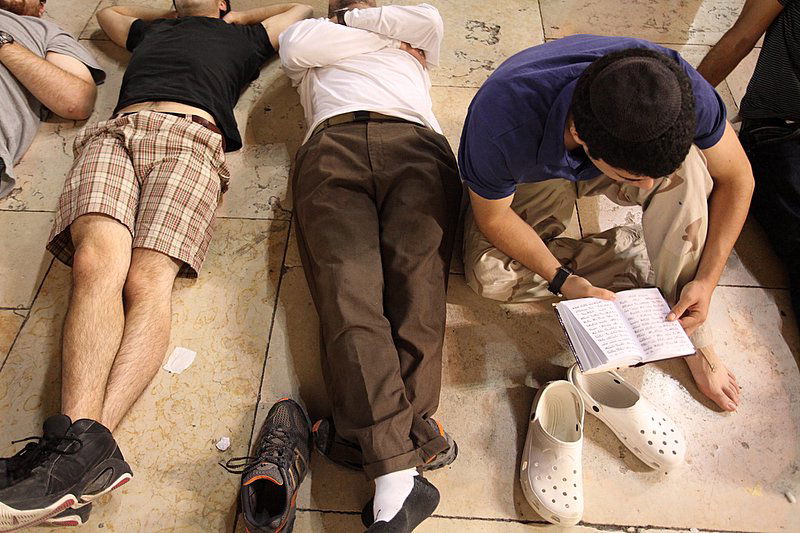 "דַּרְכֵי צִיּוֹן אֲבֵלוֹת": רבבות התאבלו על החורבן בכותל