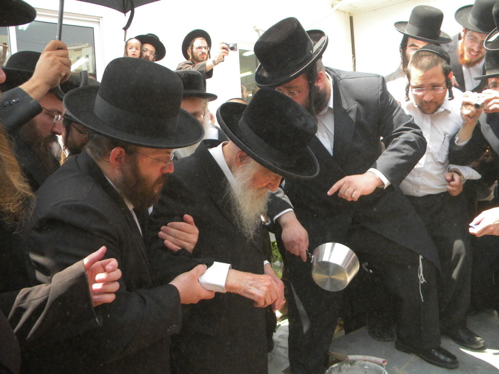 בעל ה"שבט הלוי" במעמד א"פ לביהכנ"ס "שבט הלוי"