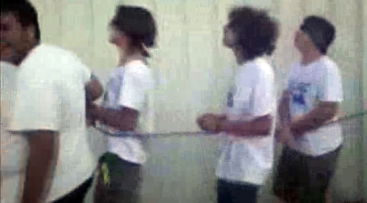 צפו בוידאו: נערים מדמים עצמם לשליט