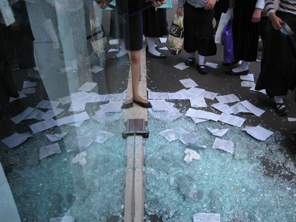 מהומת אלוקים: נטורי קרתא השחיתו חנויות ב´גאולה´