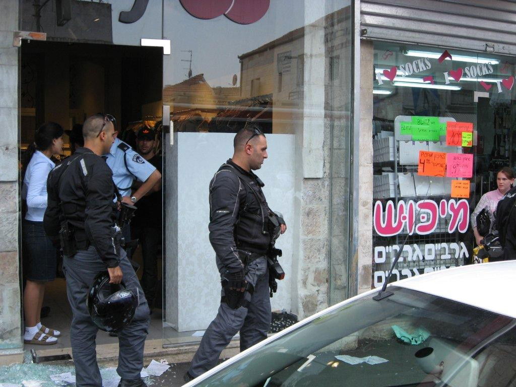 מהומת אלוקים: נטורי קרתא השחיתו חנויות ב´גאולה´