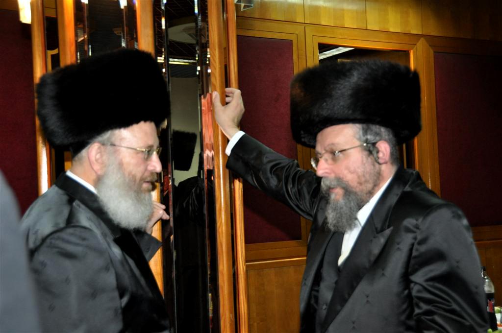 משמאל חנוך זיידמן מנהל אגף התשתיות בעיריית בני ברק