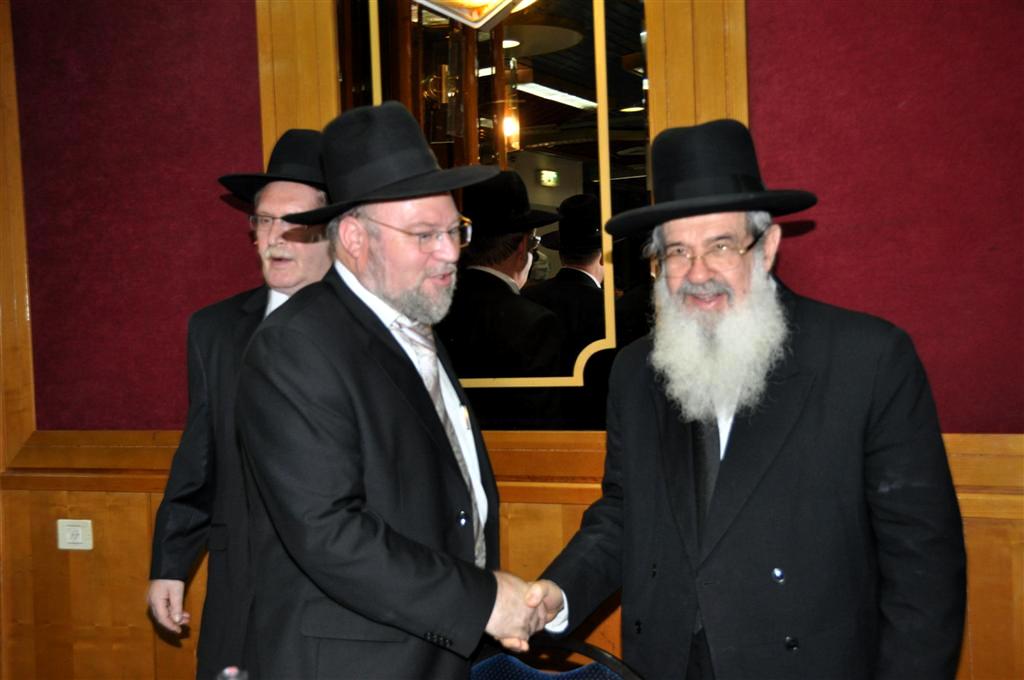 הגאון הרב ברוך ויסבקר שליט"א ראש ישיבת 'בית מתתיהו' עם אב הכלה