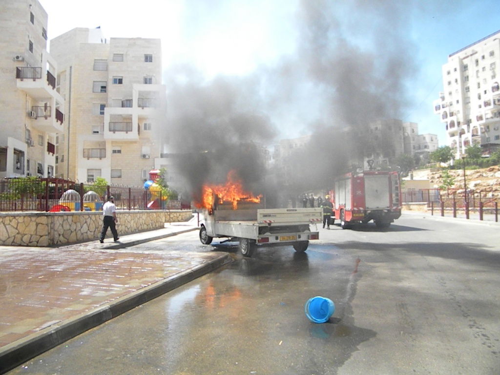 ברכפלד: רכב עלה בלהבות סמוך לגן-ילדים; אין נפגעים