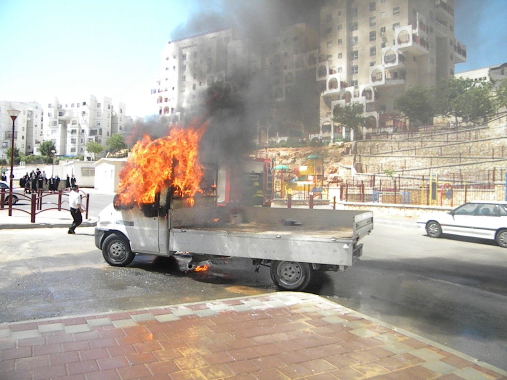 ברכפלד: רכב עלה בלהבות סמוך לגן-ילדים; אין נפגעים
