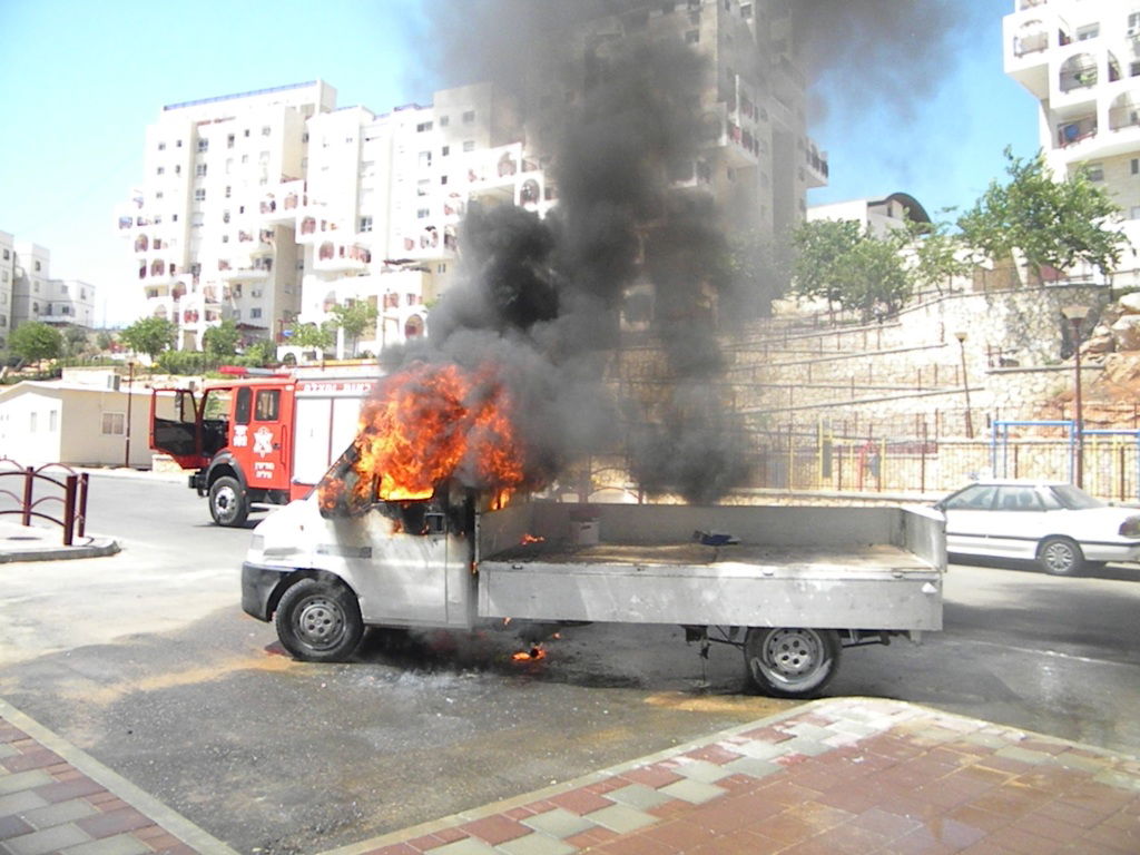 ברכפלד: רכב עלה בלהבות סמוך לגן-ילדים; אין נפגעים