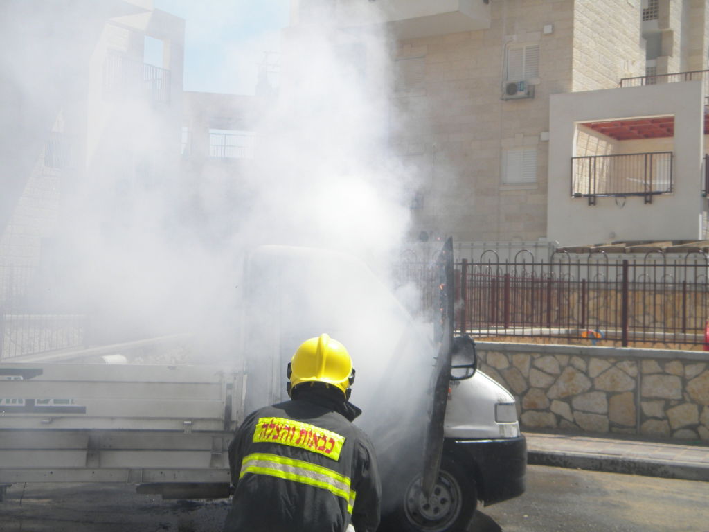 ברכפלד: רכב עלה בלהבות סמוך לגן-ילדים; אין נפגעים