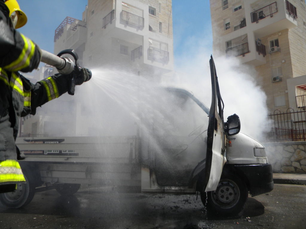 ברכפלד: רכב עלה בלהבות סמוך לגן-ילדים; אין נפגעים
