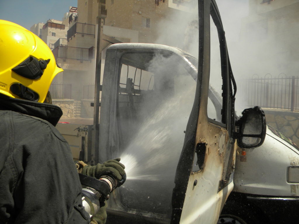 ברכפלד: רכב עלה בלהבות סמוך לגן-ילדים; אין נפגעים