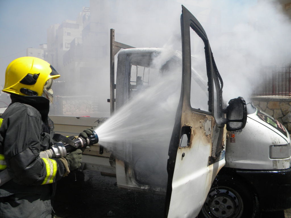 ברכפלד: רכב עלה בלהבות סמוך לגן-ילדים; אין נפגעים