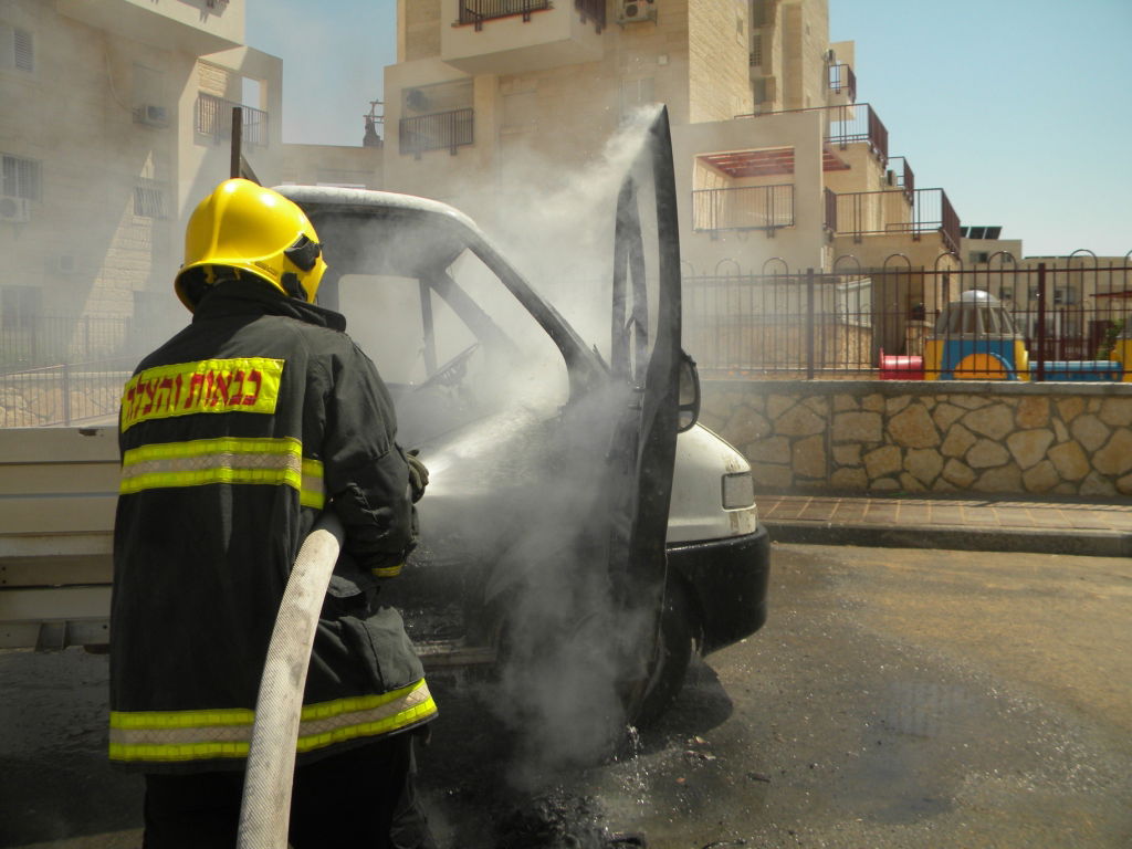 ברכפלד: רכב עלה בלהבות סמוך לגן-ילדים; אין נפגעים