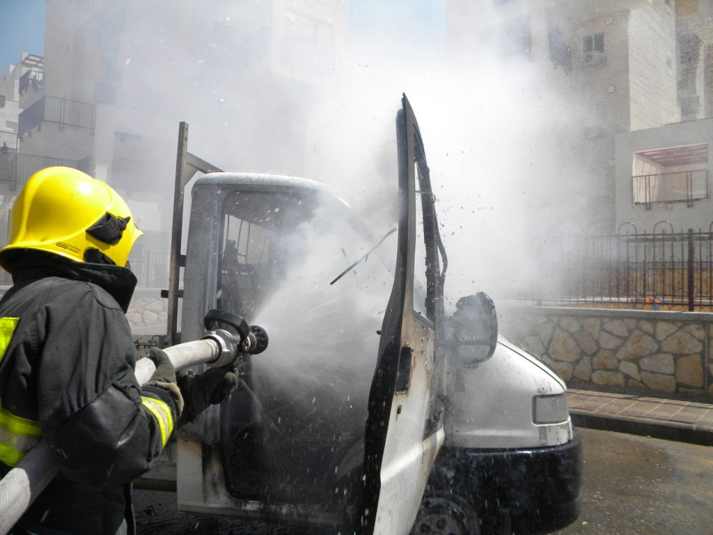 ברכפלד: רכב עלה בלהבות סמוך לגן-ילדים; אין נפגעים