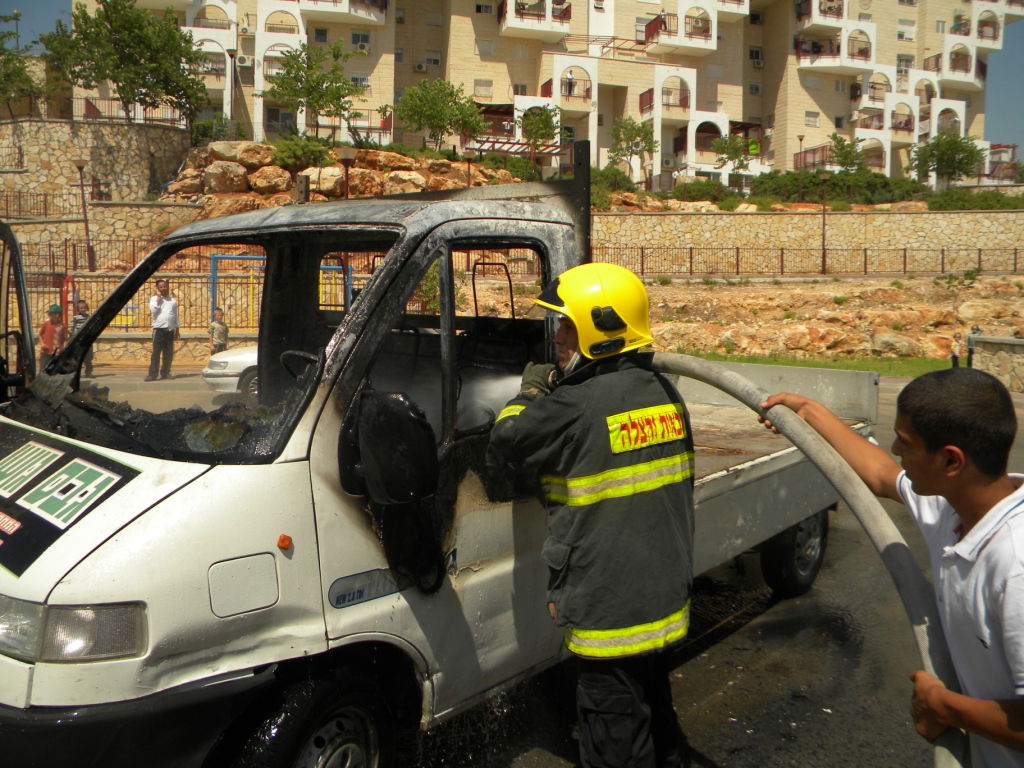 ברכפלד: רכב עלה בלהבות סמוך לגן-ילדים; אין נפגעים