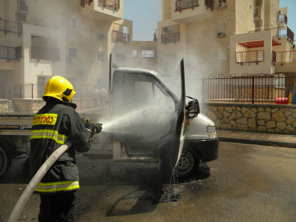 ברכפלד: רכב עלה בלהבות סמוך לגן-ילדים; אין נפגעים