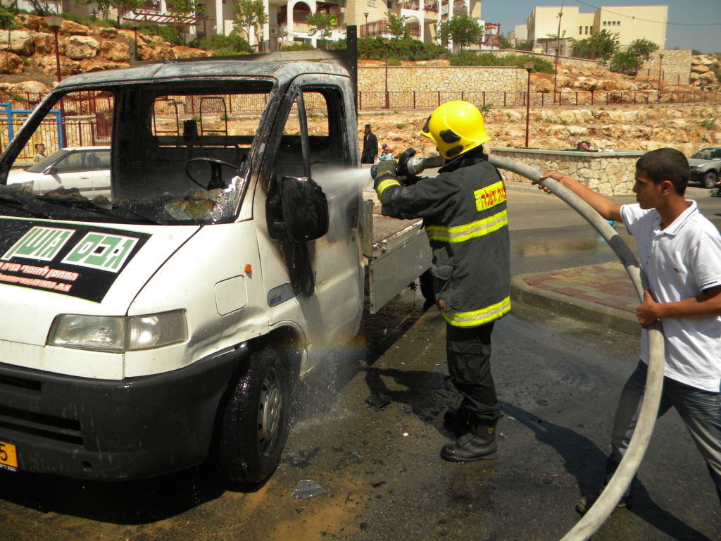 ברכפלד: רכב עלה בלהבות סמוך לגן-ילדים; אין נפגעים