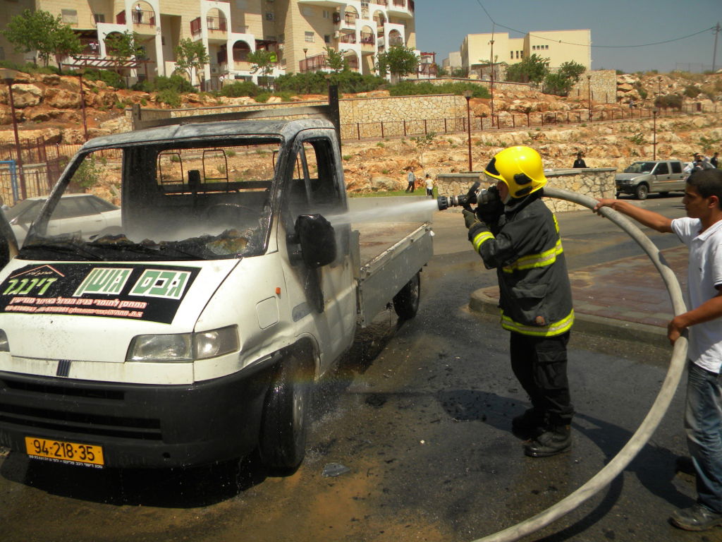 ברכפלד: רכב עלה בלהבות סמוך לגן-ילדים; אין נפגעים