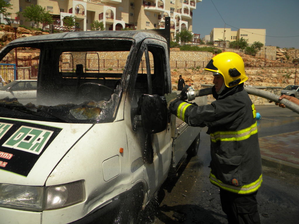 ברכפלד: רכב עלה בלהבות סמוך לגן-ילדים; אין נפגעים