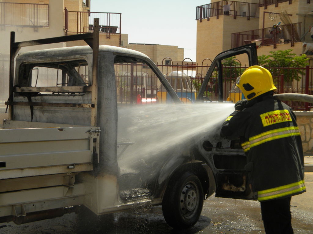 ברכפלד: רכב עלה בלהבות סמוך לגן-ילדים; אין נפגעים
