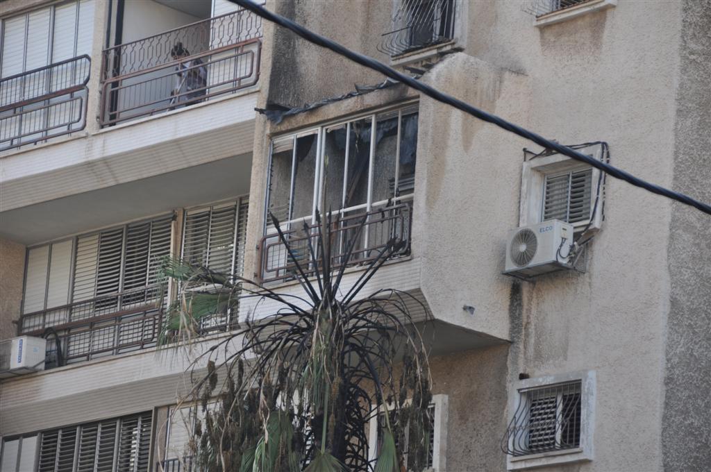 וידאו, תמונות: ילדי בני-ברק שיחקו באש ושרפו דירה