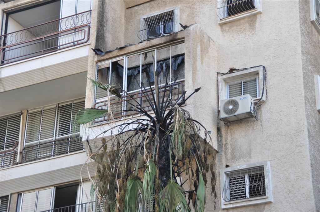 וידאו, תמונות: ילדי בני-ברק שיחקו באש ושרפו דירה