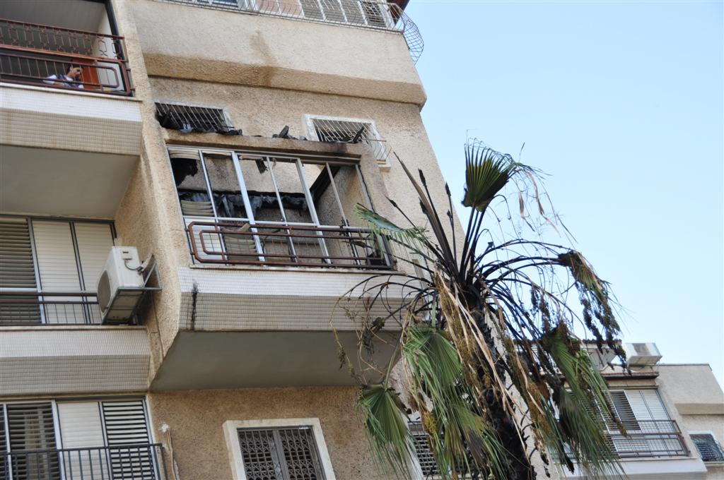 וידאו, תמונות: ילדי בני-ברק שיחקו באש ושרפו דירה