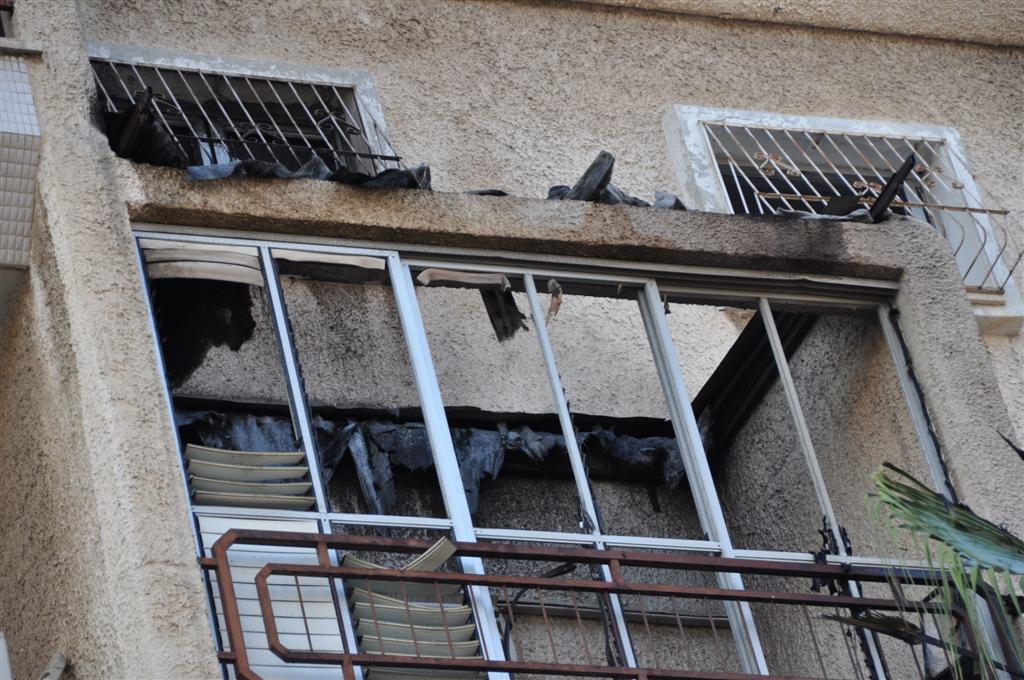 וידאו, תמונות: ילדי בני-ברק שיחקו באש ושרפו דירה