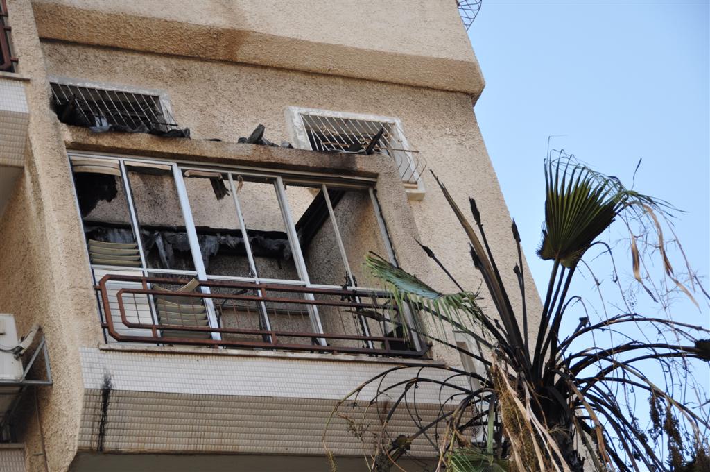 וידאו, תמונות: ילדי בני-ברק שיחקו באש ושרפו דירה