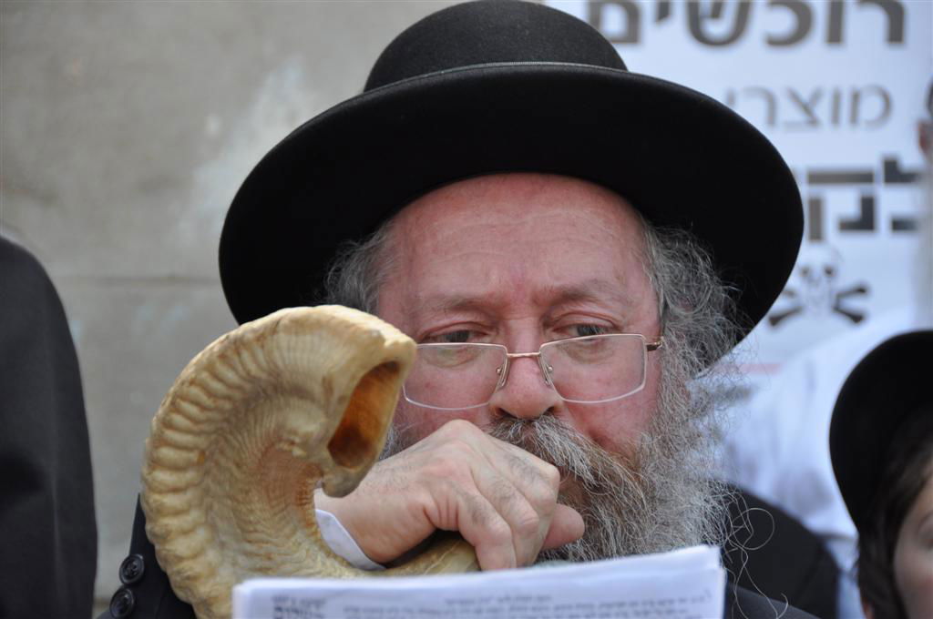 בתקיעת שופרות ובתפילה מיוחדת הוטלה קללה ביפו