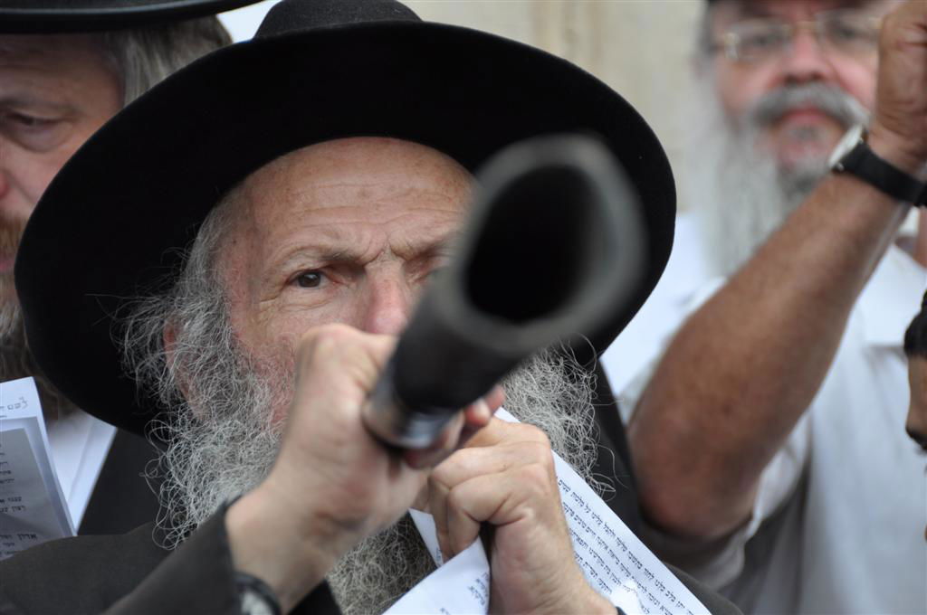 בתקיעת שופרות ובתפילה מיוחדת הוטלה קללה ביפו
