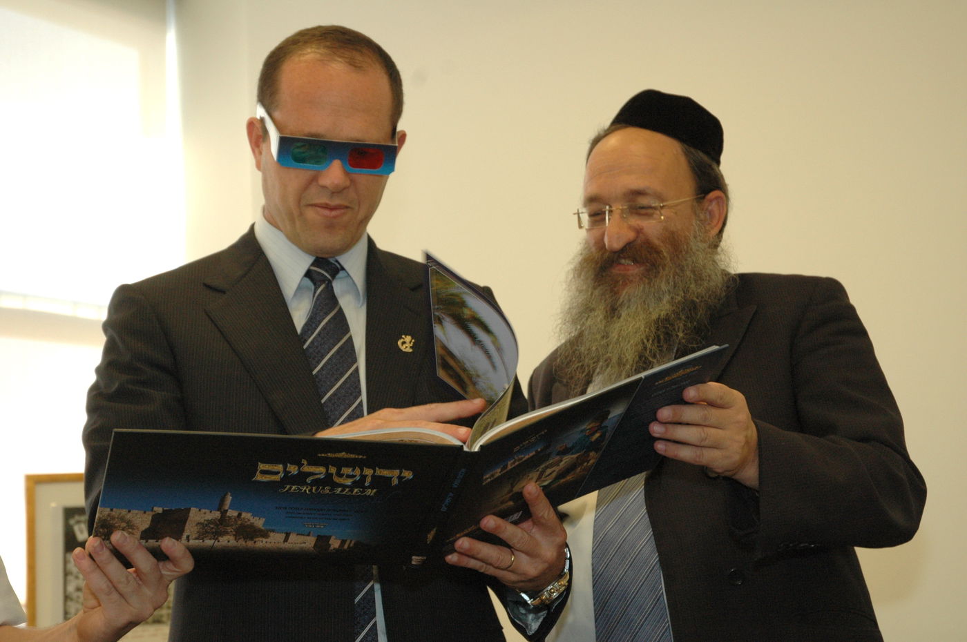 הספר "ירושלים בתלת מימד" נמסר לראש העיר ירושלים, ניר ברקת