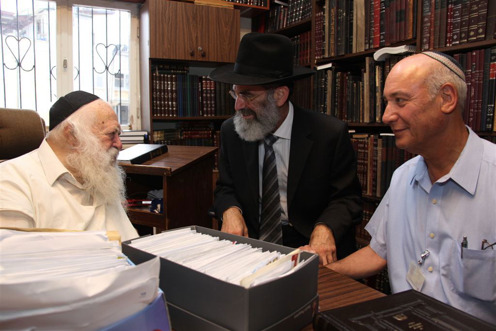 תמונה ראשונה: הגר"ח קנייבסקי בביתו