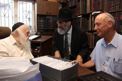 תמונה ראשונה: הגר"ח קנייבסקי בביתו