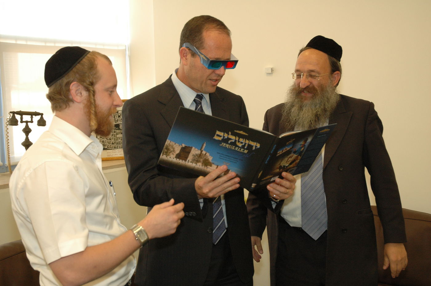 הספר "ירושלים בתלת מימד" נמסר לראש העיר ירושלים, ניר ברקת