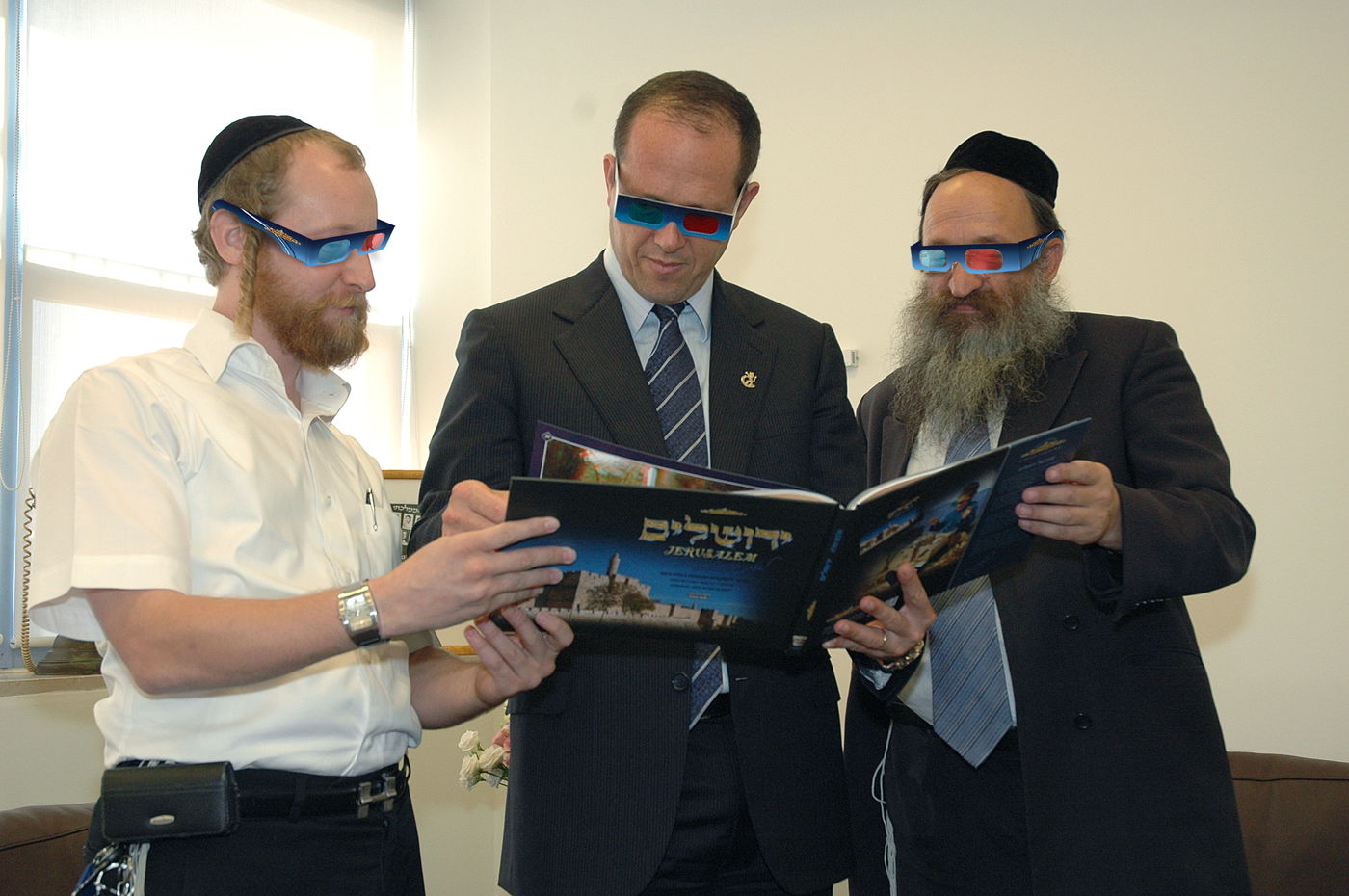 הספר "ירושלים בתלת מימד" נמסר לראש העיר ירושלים, ניר ברקת