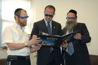 הספר "ירושלים בתלת מימד" נמסר לראש העיר ירושלים, ניר ברקת