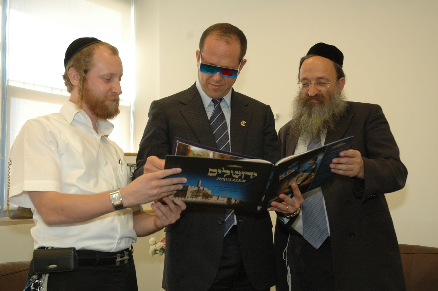 הספר "ירושלים בתלת מימד" נמסר לראש העיר ירושלים, ניר ברקת