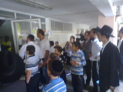 תיעוד מזעזע: אשה חרדית מפונה בברוטאליות מביתה