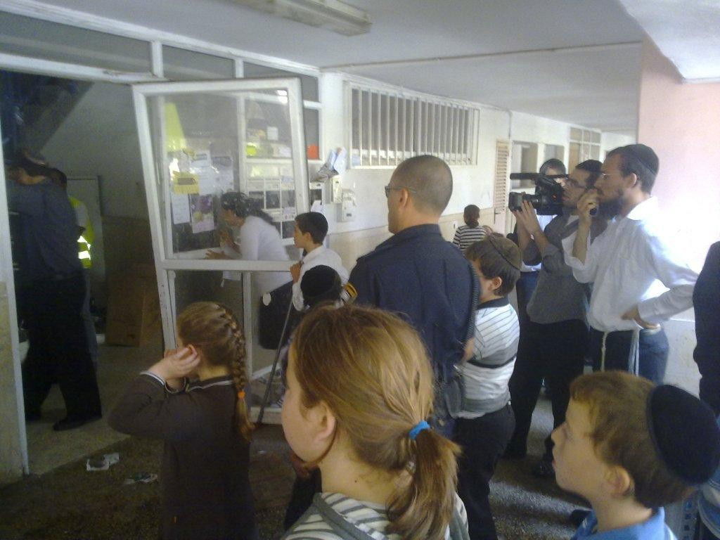 תיעוד מזעזע: אשה חרדית מפונה בברוטאליות מביתה