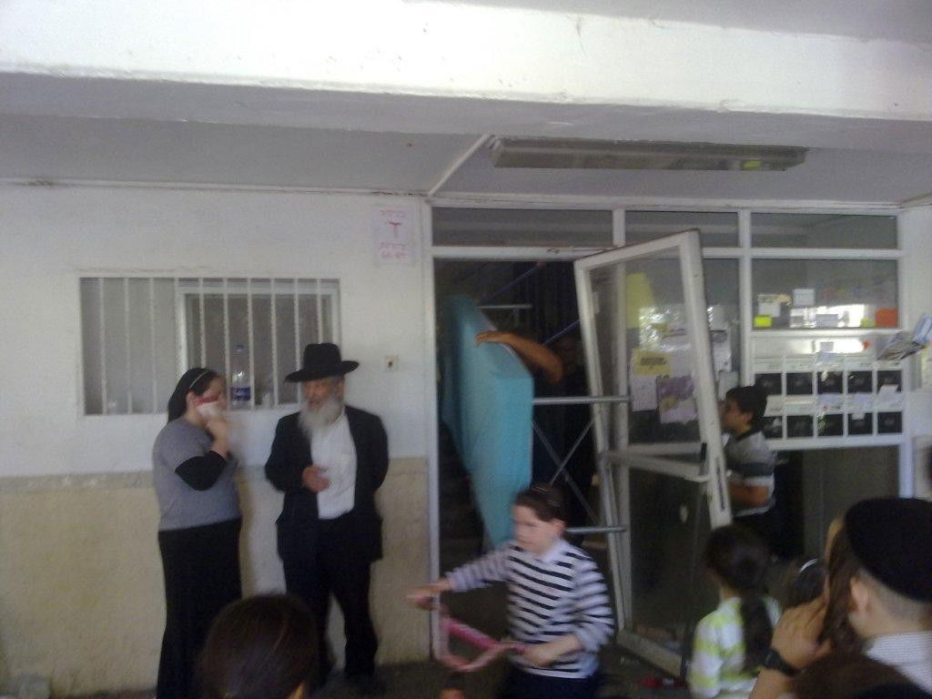 תיעוד מזעזע: אשה חרדית מפונה בברוטאליות מביתה