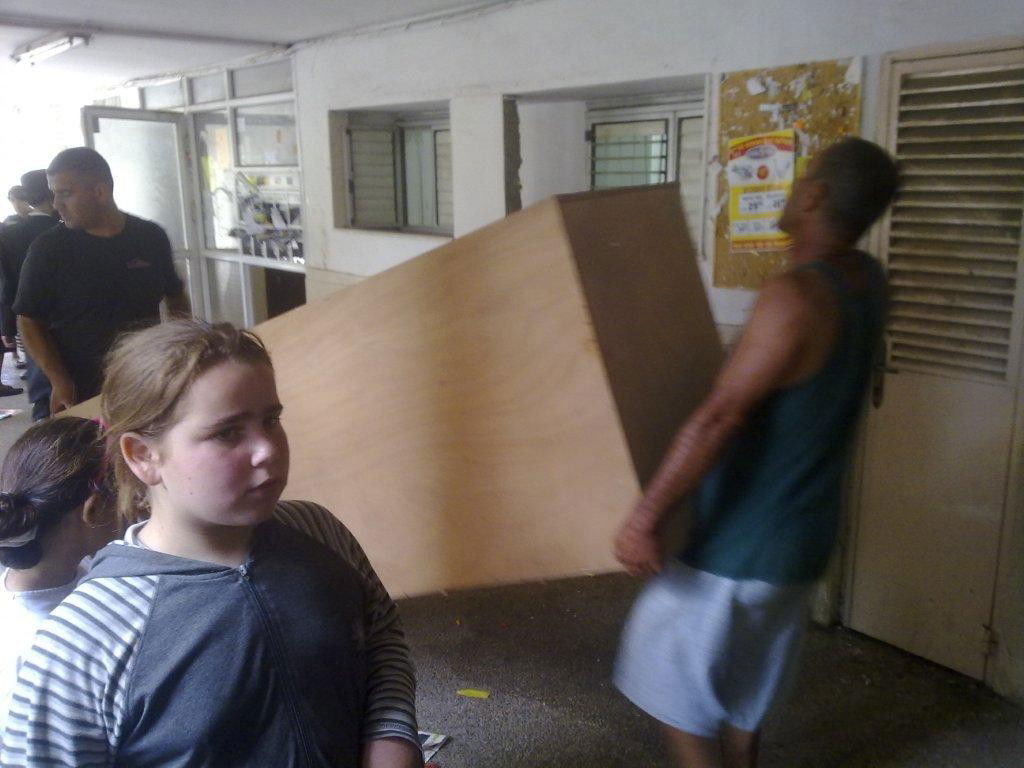 תיעוד מזעזע: אשה חרדית מפונה בברוטאליות מביתה