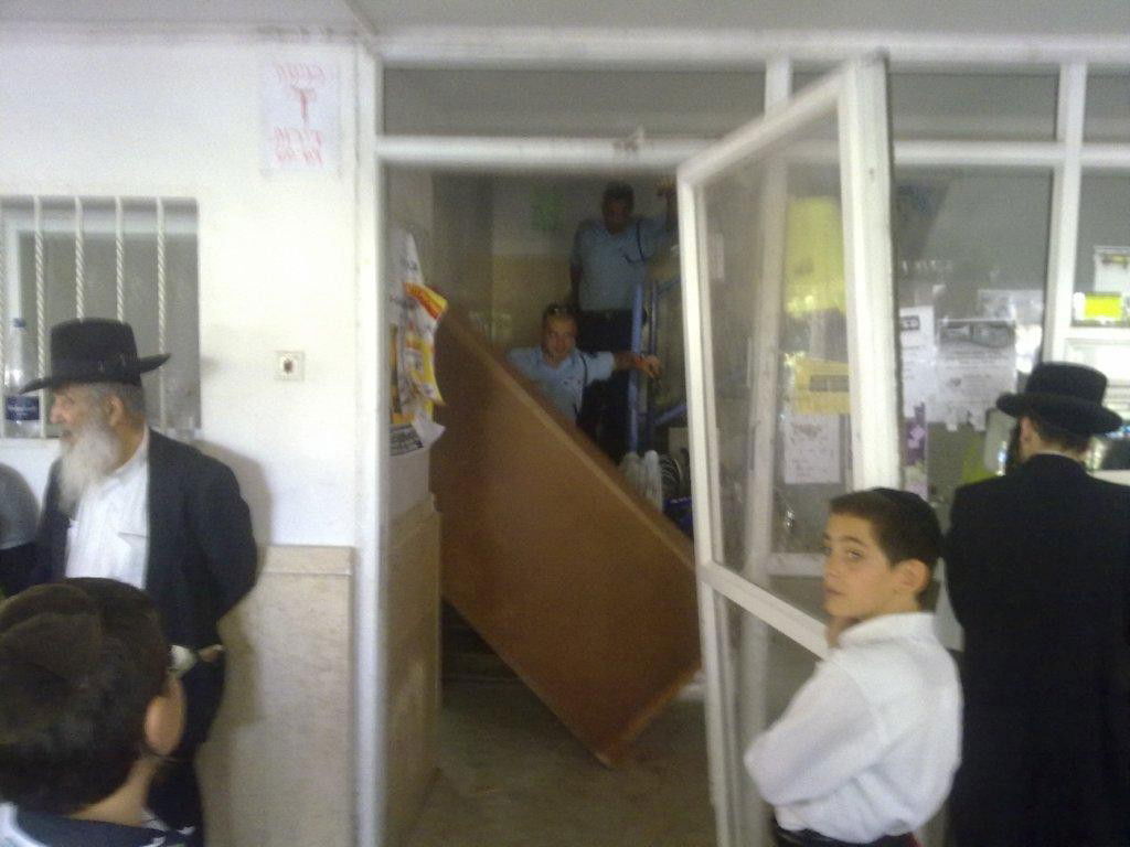 תיעוד מזעזע: אשה חרדית מפונה בברוטאליות מביתה