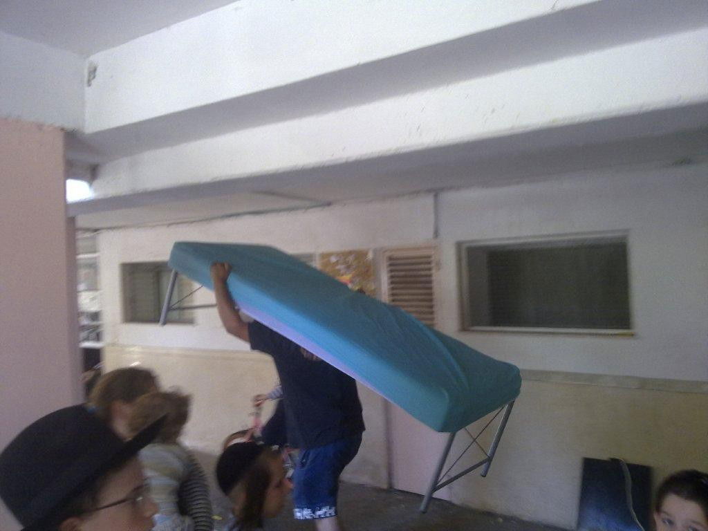 תיעוד מזעזע: אשה חרדית מפונה בברוטאליות מביתה