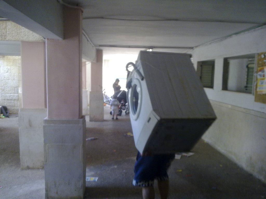 תיעוד מזעזע: אשה חרדית מפונה בברוטאליות מביתה