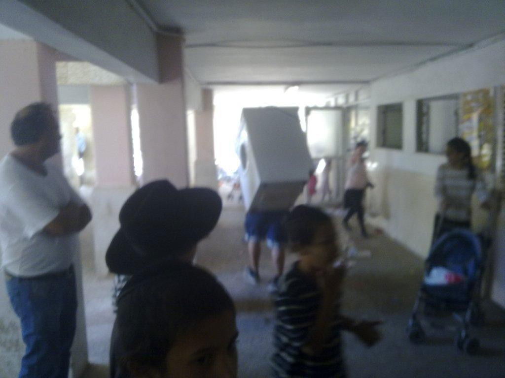 תיעוד מזעזע: אשה חרדית מפונה בברוטאליות מביתה