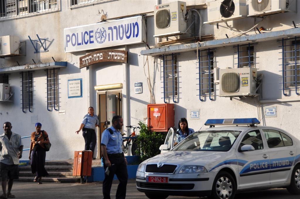 סיטבון משתחרר: החיוכים והחיבוקים ביציאה מהכלא