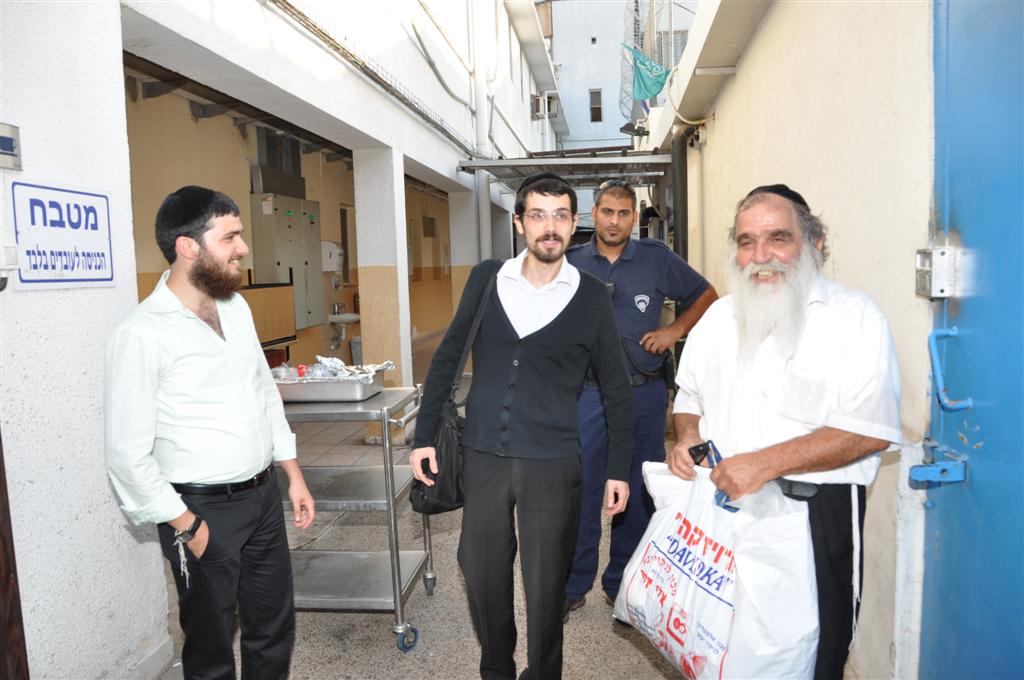 סיטבון משתחרר: החיוכים והחיבוקים ביציאה מהכלא