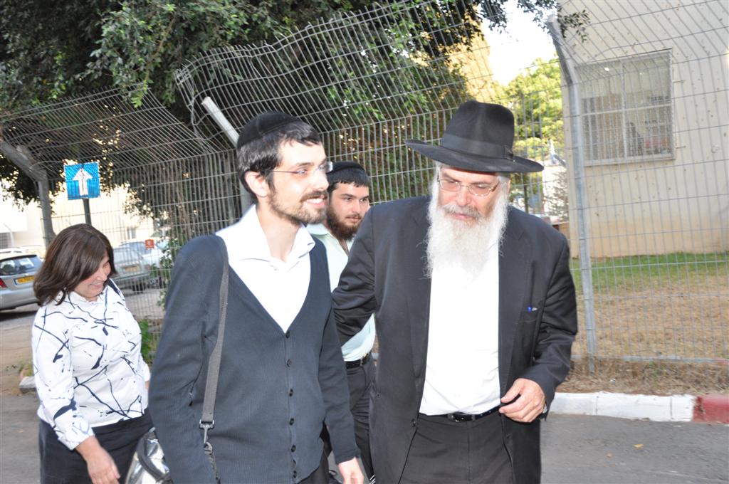 סיטבון משתחרר: החיוכים והחיבוקים ביציאה מהכלא